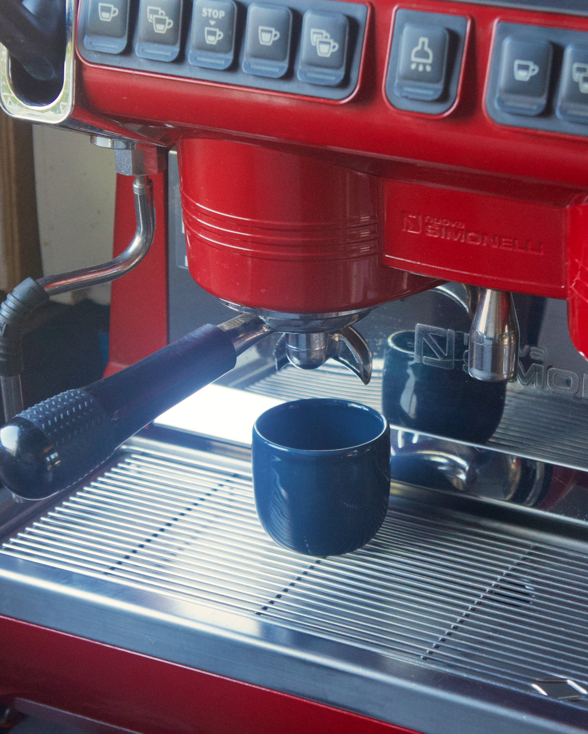 Machine espresso professionnelle Café Inn avec tasse sous le porte-filtre