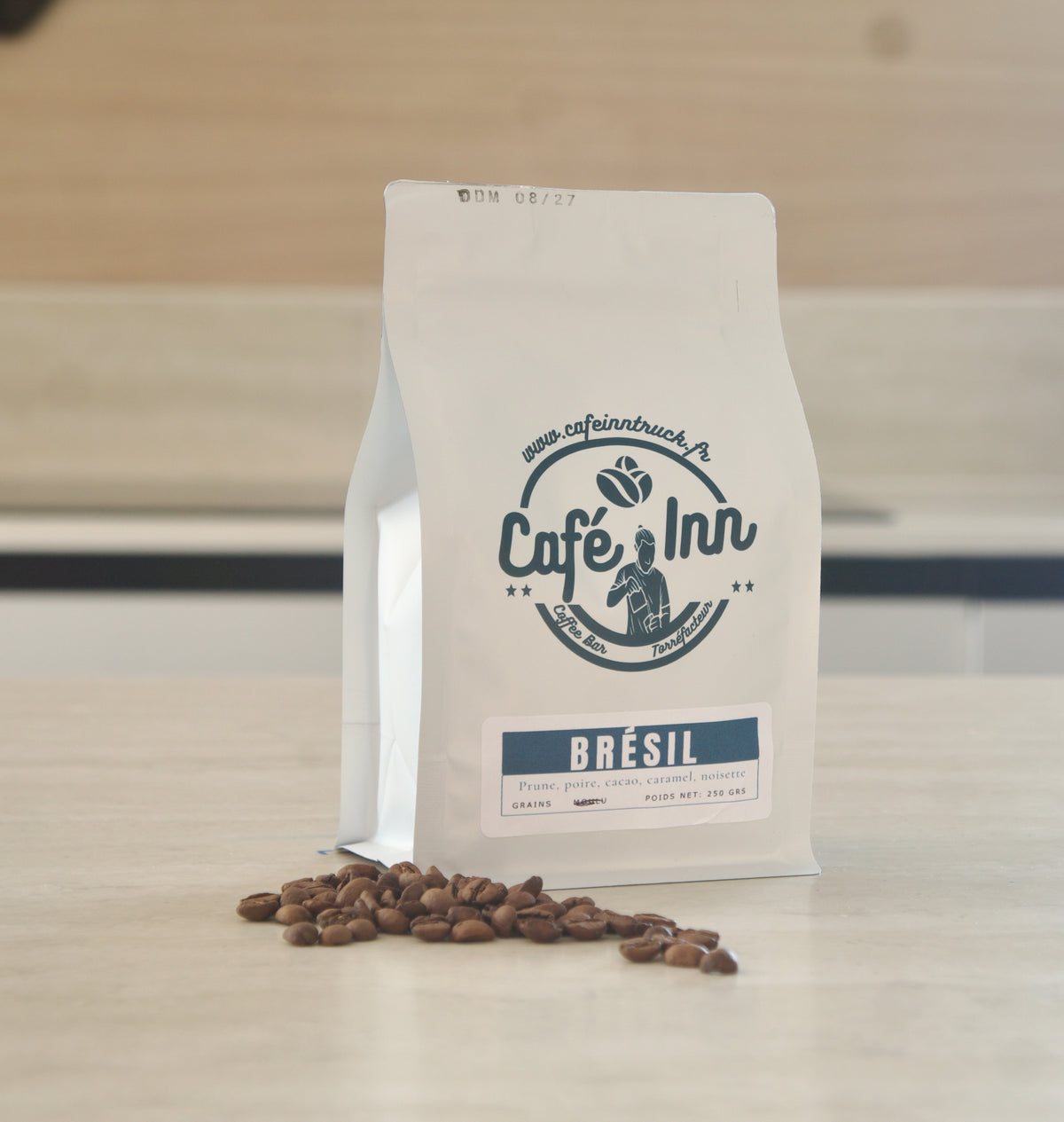 Grains de café Brésil Caixa de Frutas à côté du sachet Café Inn