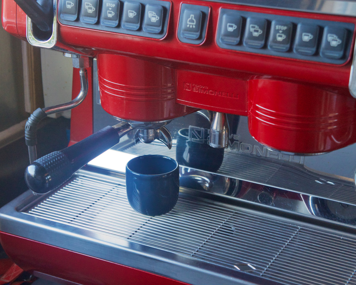 Machine espresso professionnelle Café Inn avec tasse sous le porte-filtre paysage