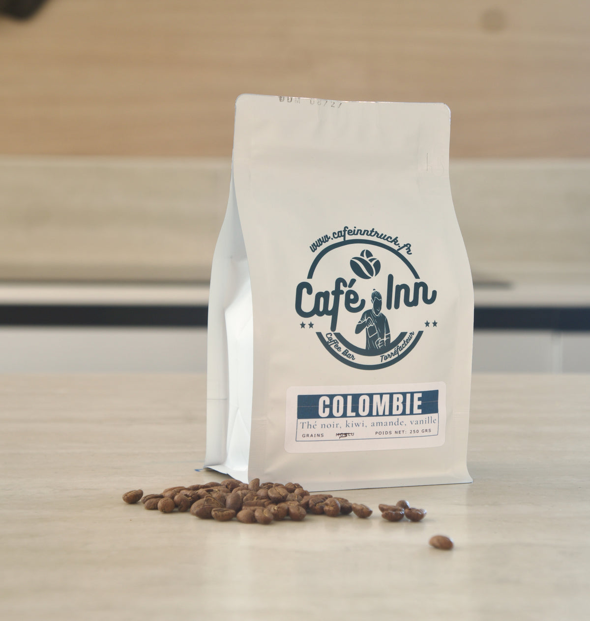 Grains de café Colombie Attia Exotics à côté du sachet Café Inn
