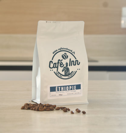 Grains de café Éthiopie Megadu Kickstart à côté du sachet Café Inn
