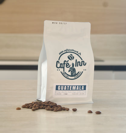 Grains de café Guatemala La Bolsa à côté du sachet Café Inn