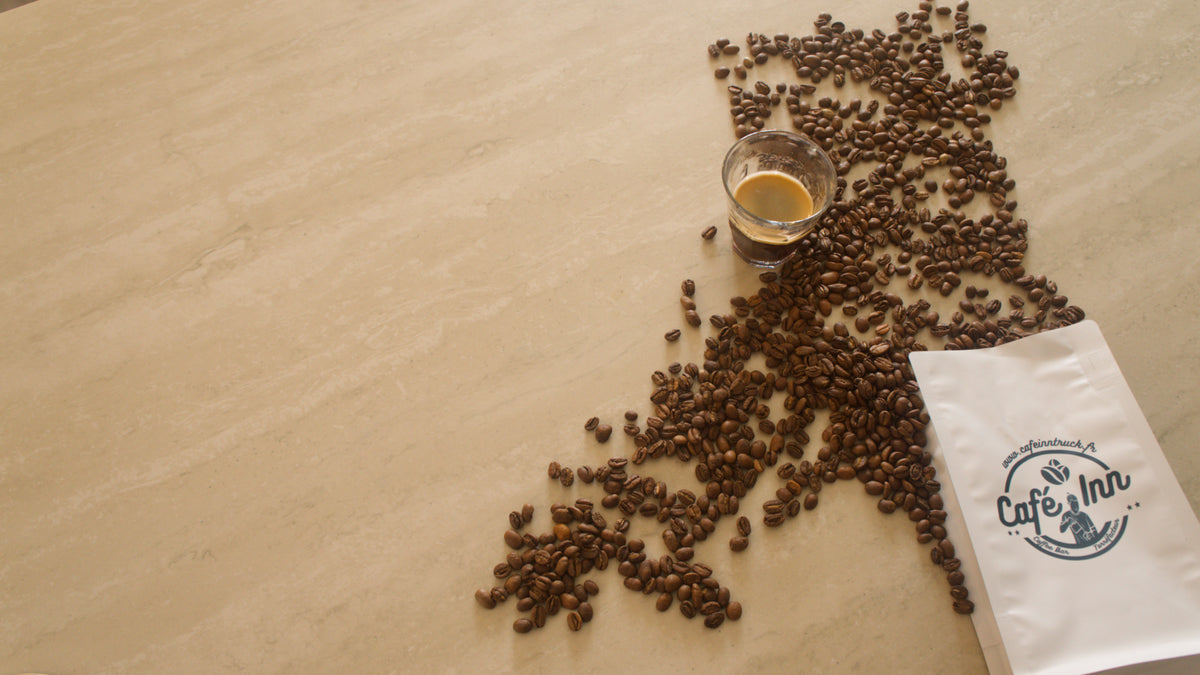 Café de spécialité Café Inn avec grains de café, sachet et espresso