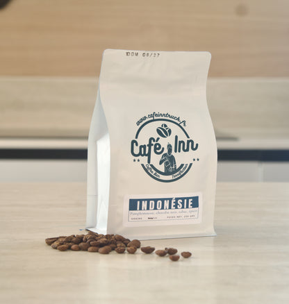 Grains de café Indonésie Wanita Gayo à côté du sachet Café Inn