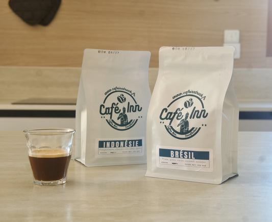 Pack Espresso Café Inn, vue de trois quarts avec une tasse