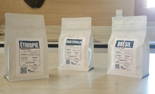 Grande Découverte Café Inn avec plusieurs sachets de café de dos
